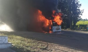 Pánico de los pasajeros: un colectivo se incendio en San Martín