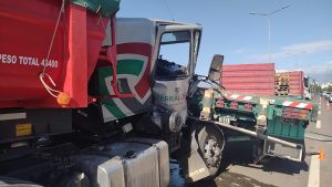 Acceso Este: Impresionante accidente entre dos camiones y dos autos