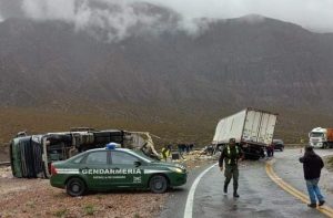 Mendoza: impactante choque de frente entre 2 camiones en Alta Montaña