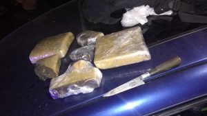 Iba en un Passat, evadió un control policial y derrapó: tenía un cuchillo, marihuana y cocaína