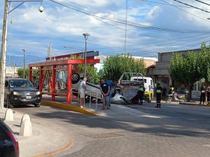 Un conductor muy ebrio y con pedido de captura chocó y volcó en Guaymallén