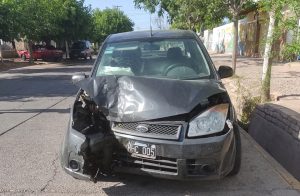 Circulaban borrachos por Maipú, en un auto robado y chocaron contra un árbol: intentaron escapar y la Policía los detuvo