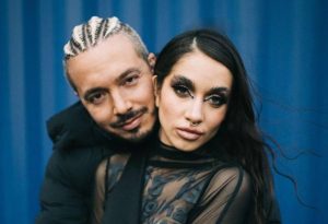 ¿J Balvin Spiderman y María Beccera Mary Jane? la icónica escena que recrearon los músicos