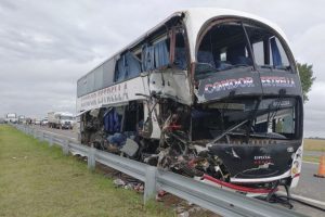 Choque entre un colectivo y un camión en la Ruta 7: Una mujer murió y hay 12 heridos