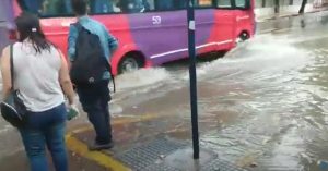 Videos: las calles de Mendoza se inundaron por las fuertes lluvias