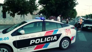 Un joven de 16 años se hizo el "vivo" con la policía, le mostró un arma, intentó huir pero lo atraparon