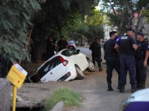 Cinematográfica persecución en Guaymallén: escapaban en un auto, fueron acorralados por policías y volcaron