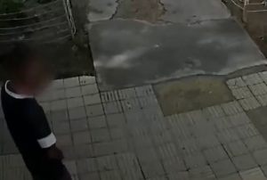 Video: buscan en Mendoza a un joven que acosa a mujeres mostrando sus partes íntimas