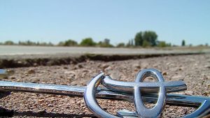 "Ponen piedras en el Acceso Este" : los vecinos tras la muerte del joven asaltado y atropellado