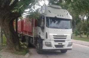 Camionero tuvo que manejar a punta de pistola en Mendoza: lo llevaron lejos y le robaron la carga de cervezas