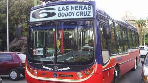 Pánico en un colectivo mendocino: ladrones se subieron a la medianoche y con armas le robaron a todos