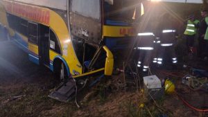 Accidente fatal en la ruta: Un micro chocó de frente con una camioneta