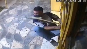 Video: quiso robar en una panadería, lo sacaron a escobazos y los memes no tardaron en llegar