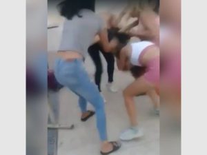 Video: Brutal pelea entre un grupo de chicas en una plaza