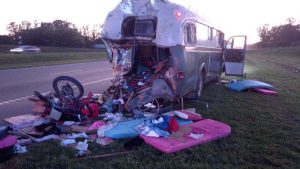 Un muerto y cinco heridos tras un terrible accidente entre un camión y un motorhome