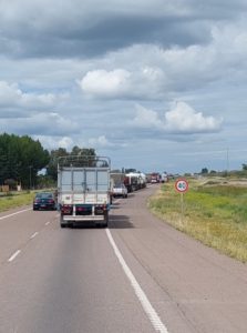 Un camió volcó su carga en la Ruta 40 y generó caos