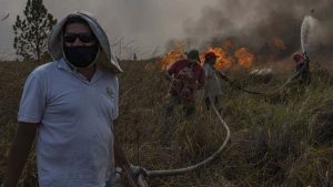 Zona de catástrofe en Corrientes: vecinos se suman a brigadistas para combatir el fuego