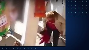 Video: Filmaron a la directora de un jardín maternal zamarreando niños