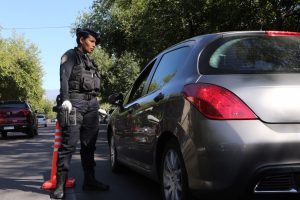 Manejaba borracho, evadió un control, se puso "gediento" y golpeó a policías