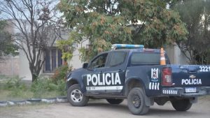 Pelea entre vecinos en Las Heras: dos hombres baleados y una mujer acuchillada