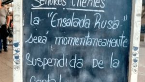 ¡Insólito! Un local dejó de vender "ensalada rusa" en repudio a la invasión de Rusia a Ucrania