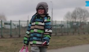 Video: llorando y solo, un niño de 11 años cruzó la frontera de Ucrania