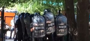 San Rafael: un allanamiento terminó en una batalla campal entre propietarios y policías