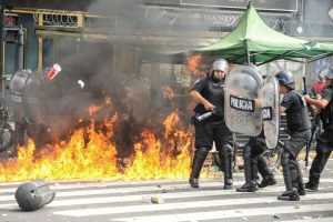 Videos: disturbios, piedrazos, gomas quemadas y un policía prendido fuego en la puerta del Congreso