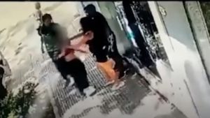 Violación grupal en Palermo: el confuso video que muestra a la panadera pegarle a la víctima