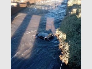 Tras un día de búsqueda hallaron el auto de la pareja que cayó ayer a un canal