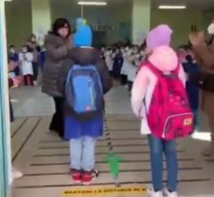 Video: el emocionante recibimiento en una escuela italiana a unos refugiados de Ucrania