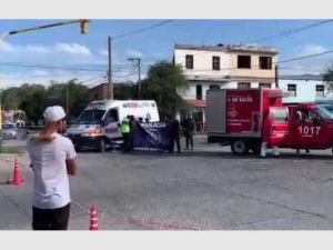 Una nena viajaba en el auto con su papá, se abrió la puerta y cayó: Murió atropellada