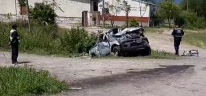 No vio la curva y terminó destrozando la camioneta: Hay dos heridos