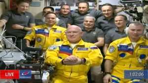 ¿Mensaje para Putin? Astronautas rusos llegan a la Estación Espacial vestidos con los colores de Ucrania