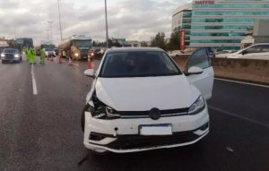 Se bajó de la camioneta en plena autopista porque se le rompió la rueda, un auto lo atropelló y murió