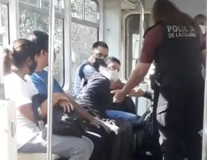 Video: una policía quiso bajar del tren a un chico con autismo mientras sufría una crisis