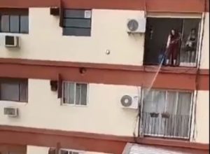 Video: Se cansó del humo de asado de los albañiles y se los apagó con una hidrolavadora desde el balcón