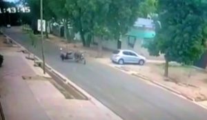 Video: un motociclista casi fue degollado por un cable en una calle de Guaymallén