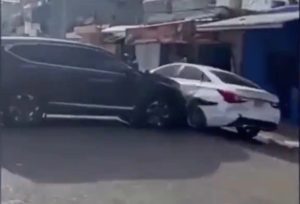 Video: Chocó su auto contra el de su marido tras descubrir que le era infiel