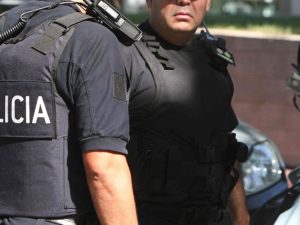 Violento asalto en una concesionaria: cuatro hombres armados ataron a un empleado