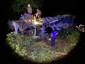 Tragedia en Brasil: descarriló un micro, cayó a un precipicio y hay al menos 11 muertos