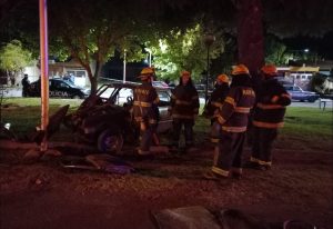 Tragedia en Mendoza: conductor chocó con un poste y murieron una joven de 25 y una beba de 11 meses