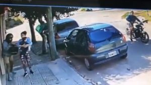 Terror en Quilmes: motochorros apuntaron a una mujer con su beba en brazos