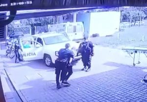 Video: un preso esposado forcejeó con un policía, le quitó el arma y le disparó tres veces