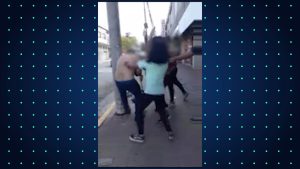 Video: Se enteró que un hombre acosaba a su hija, se hizo pasar por ella, lo invitó a salir y le dio una golpiza