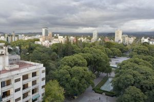 ¿A qué hora puede llover este martes?