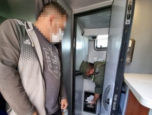 Venía en micro de Buenos Aires, hubo control en San Juan y quiso esconder la droga en la basura