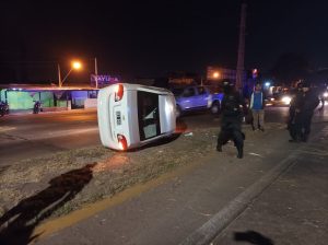 Las Heras: le robó un auto a un hombre que estaba por guardarlo y lo volcó a las cuadras