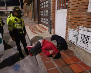 Amigo fiel: un hombre borracho se quedó dormido en la puerta de su casa y su perrito lo cuidó