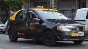 Un taxista fue asaltado y llevó a los policías en su auto a buscar a los ladrones porque no había patrullero